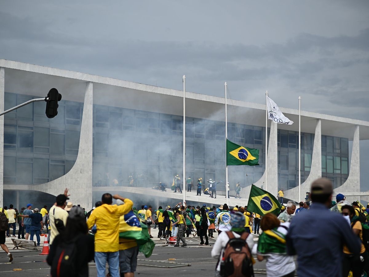 Manifestantes bolsonaristas entrando a la fuerza al Palacio de Planalto en Brasilia