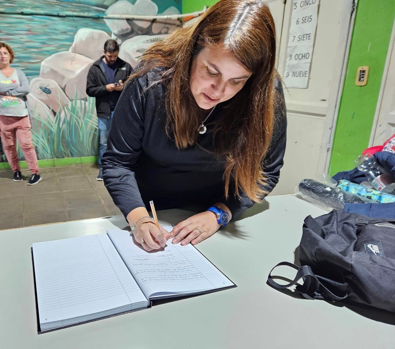 (Valeria Campero, presidenta de la subcomisión de ajedrez, firmando el acta de apertura)