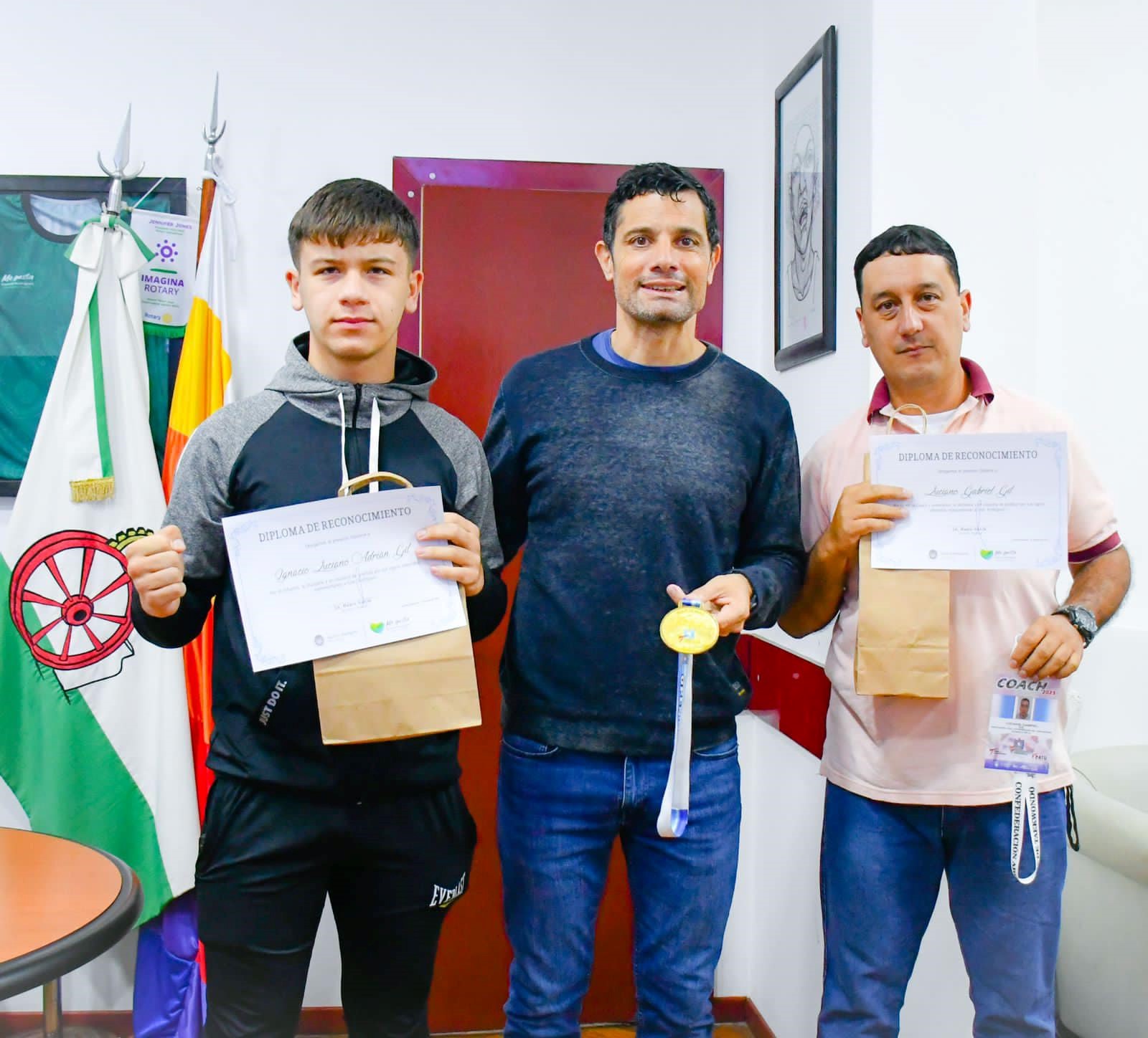 (Ignacio Gil recibiendo del intendente Mauro García un reconocimiento por su disciplina)