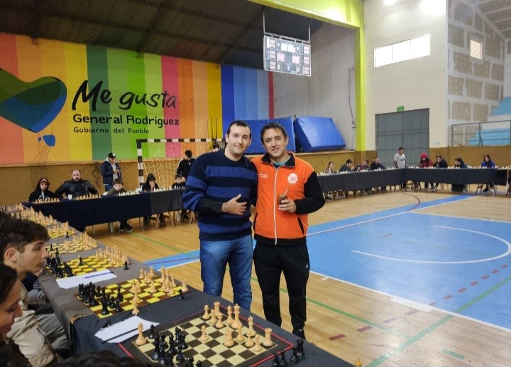 (el GM Carlos Obregón junto al profesor Enrique Contessotto)