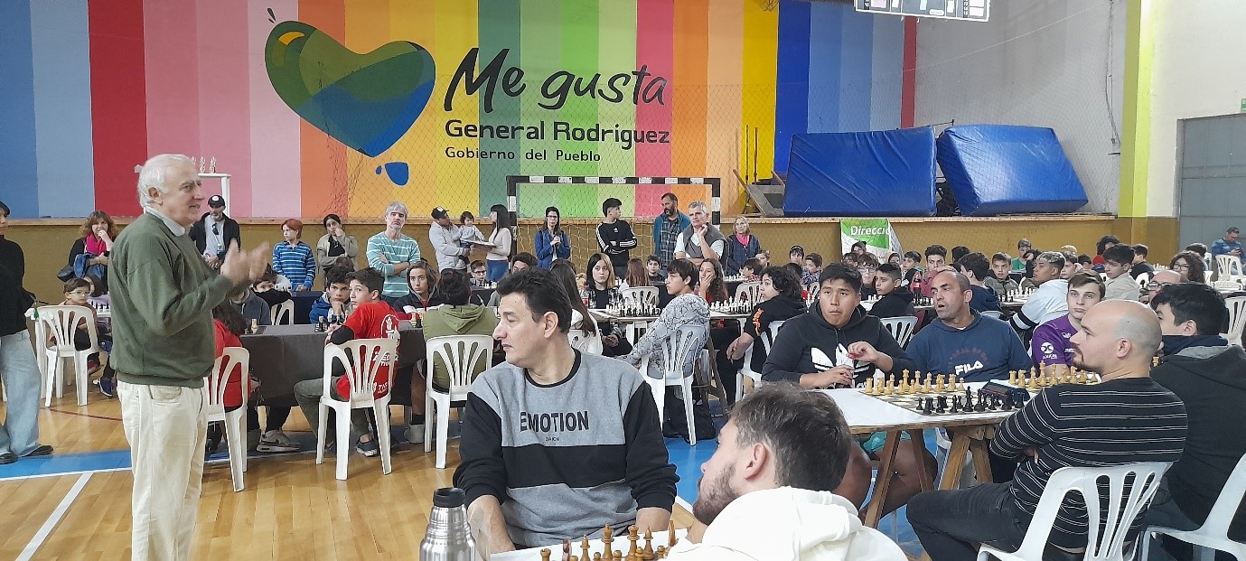 (Walter Martínez, coordinador de ajedrez de la Provincia de Buenos Aires dándole la bienvenida a los participantes del torneo)