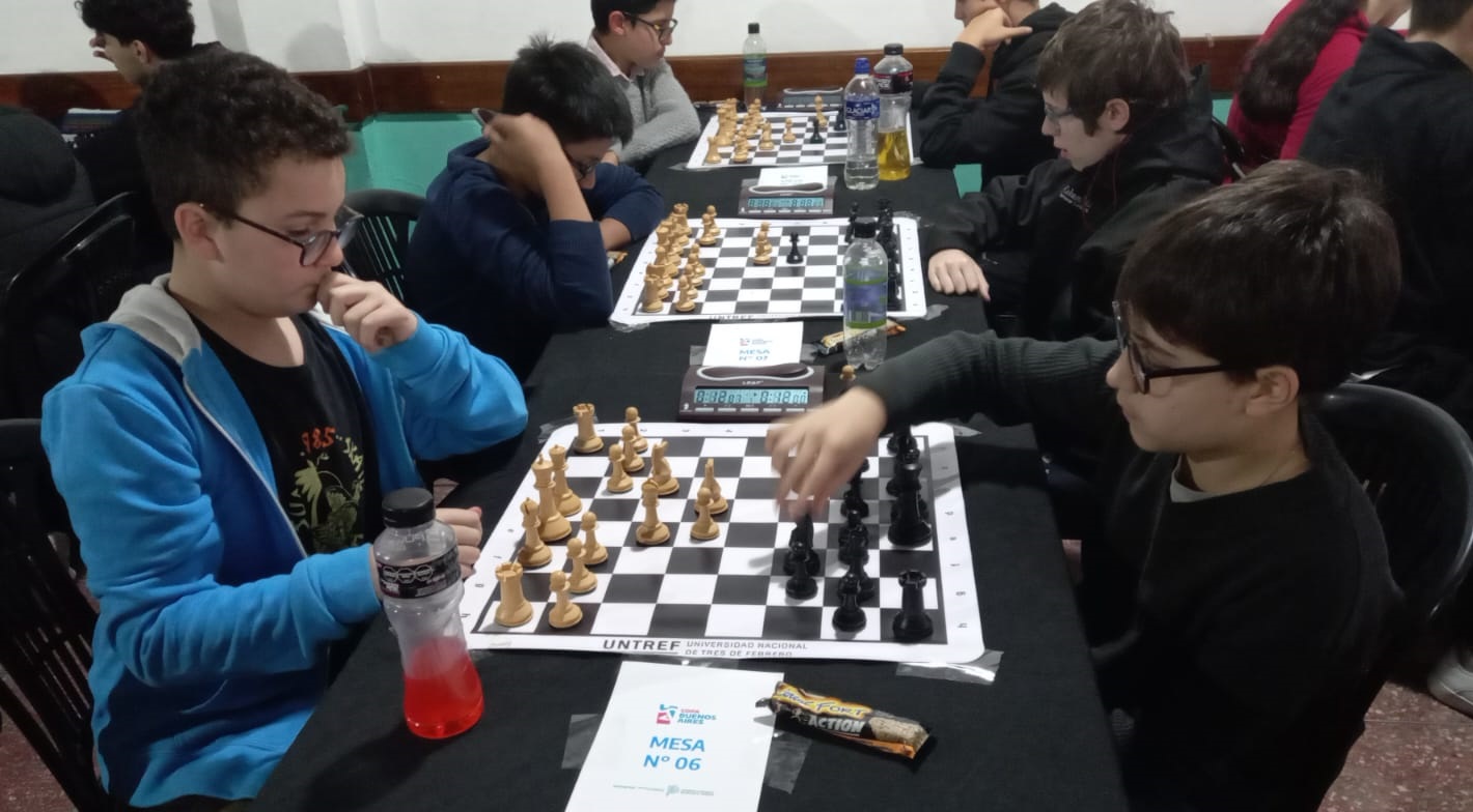 (dos talentos del ajedrez rodriguense: Eugenio Anigstein enfrentando a Pedro Pou)