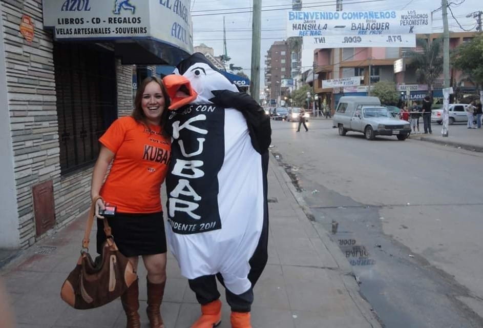 (Natalia Kubar, cuando abraza pingüinos junto con la causa kirchnerista)