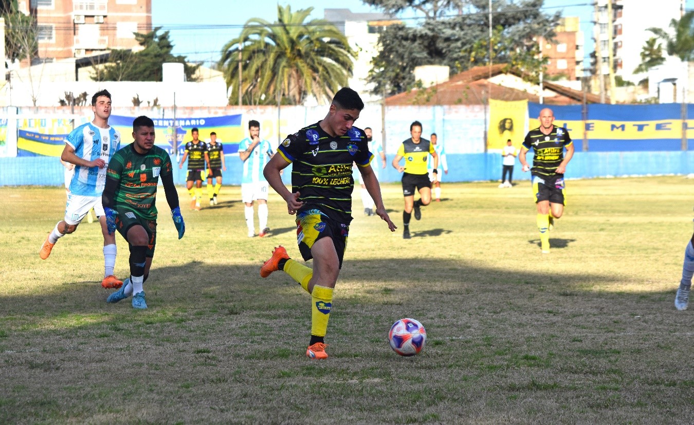  (Estanislao Magallanes previo al gol de Alem. El arquero detrás, se lamente de su error.)