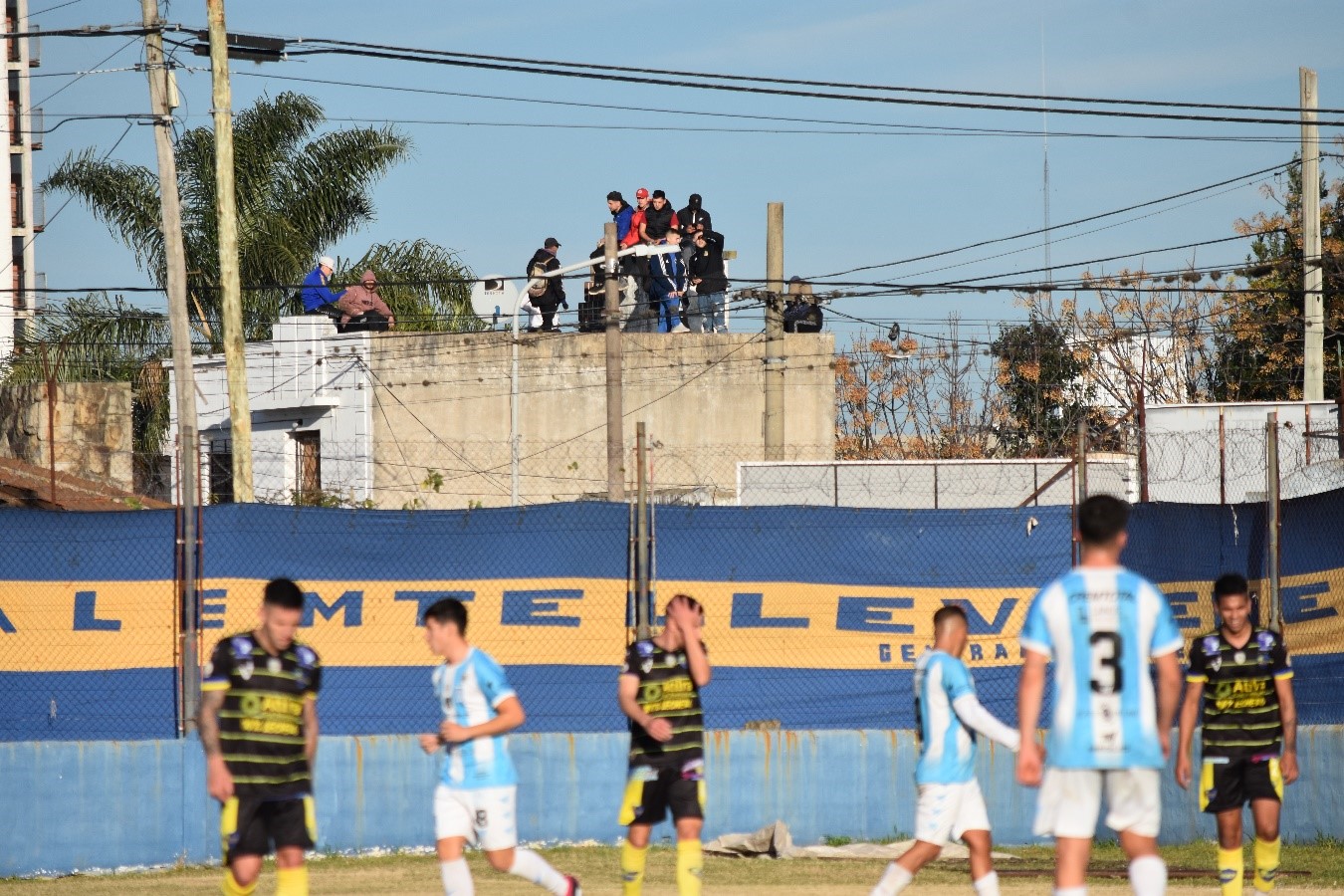  (Sin público presente, los hinchas se la rebuscaron para ver a su equipo.)