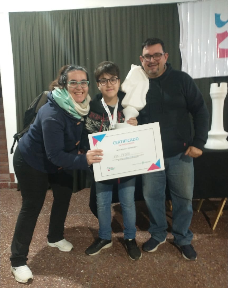 (Pedro Pou junto a su familia, recibiendo el galardón que lo deposita directo en la final de los Juegos Evita)