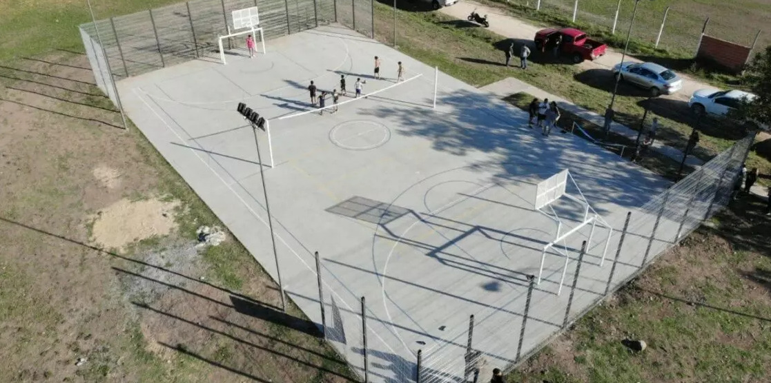 (nuevo playón deportivo del barrio Agua de Oro)