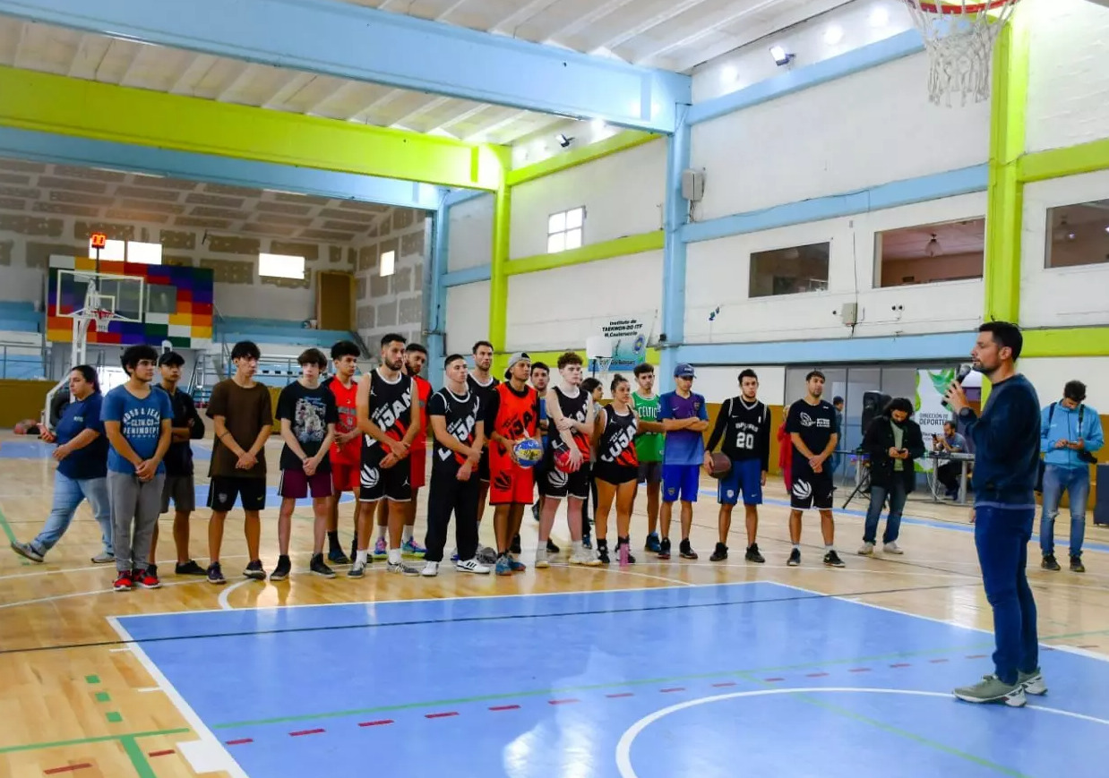 (inauguración de la cancha profesional de básquet en el Polideportivo Municipal)