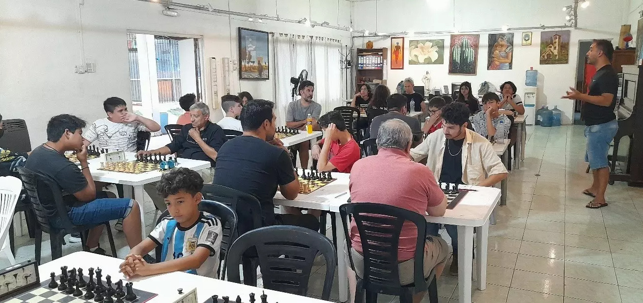 (más de 50 personas concurren habitualmente a las clases municipales de ajedrez)