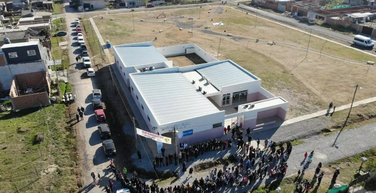 (vista aérea del nuevo Centro de Atención Primaria del barrio Pico Rojo)