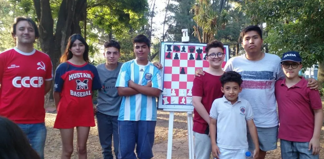 (el profesor Enrique Contessotto junto a algunos de sus alumnos)