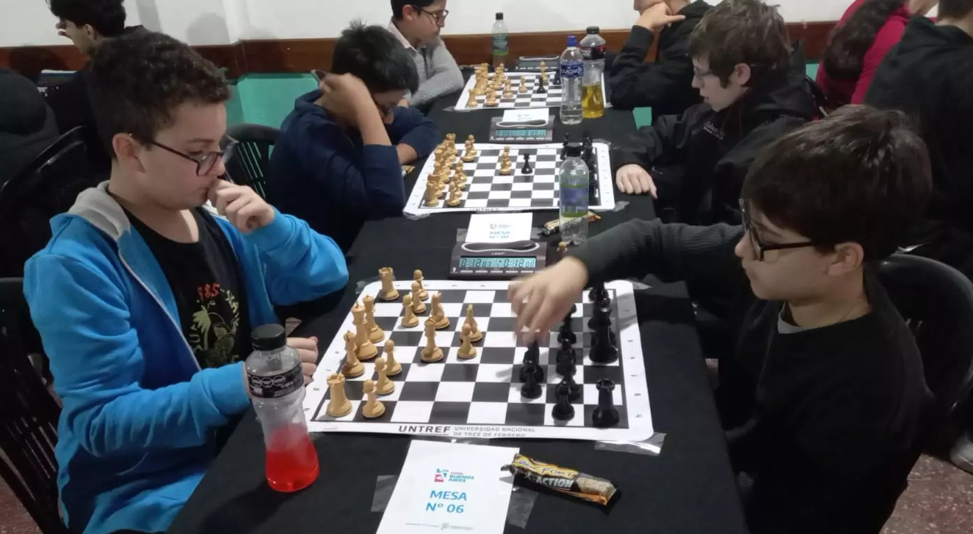 (Eugenio Anigstein frente a Pedro Pou, dos de los máximos exponentes juveniles del ajedrez rodriguense)