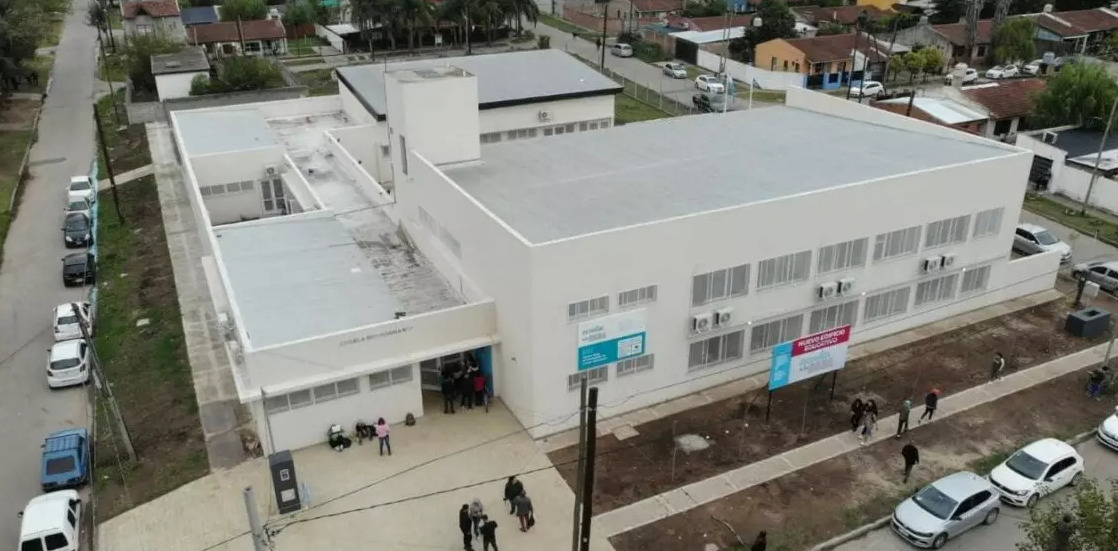 (nuevo edificio de la Escuela Secundaria N°17 del barrio Los Paraísos)
