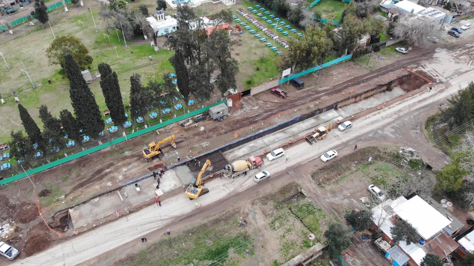 (colector pluvial sobre la Av. Balbín que se conecta con la pavimentación de la Av. Teresa Mastellone)