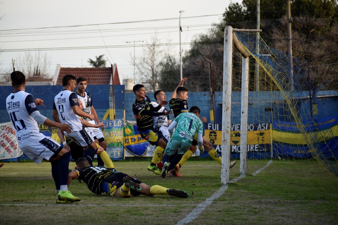  (Lucas Buono, escondido entre camisetas blancas, gritando el gol del empate)