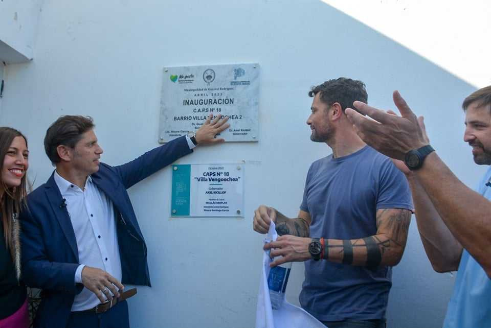 (Axel Kicillof junto a Mauro García en la inauguración del CAPS N°2 de Villa Vengochea)