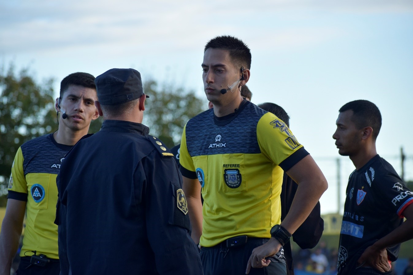 (Ramiro Maglio dialogando con oficial de seguridad)