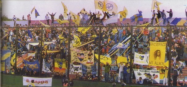 Hinchada de Alem en Arsenal – Autor desconocido
