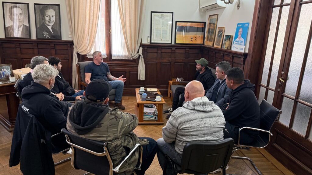 Reunión entre dirigentes de Atilra, delegados de Lácteos Yatasto, autoridades del Ministerio de Trabajo de la PBA, la regional de la CGT y el Intendente Facundo Diz.
