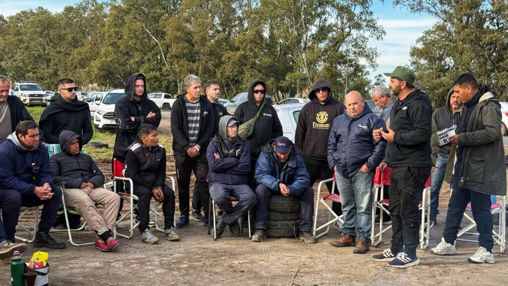 Asamblea en las inmediaciones de la planta de Navarro.