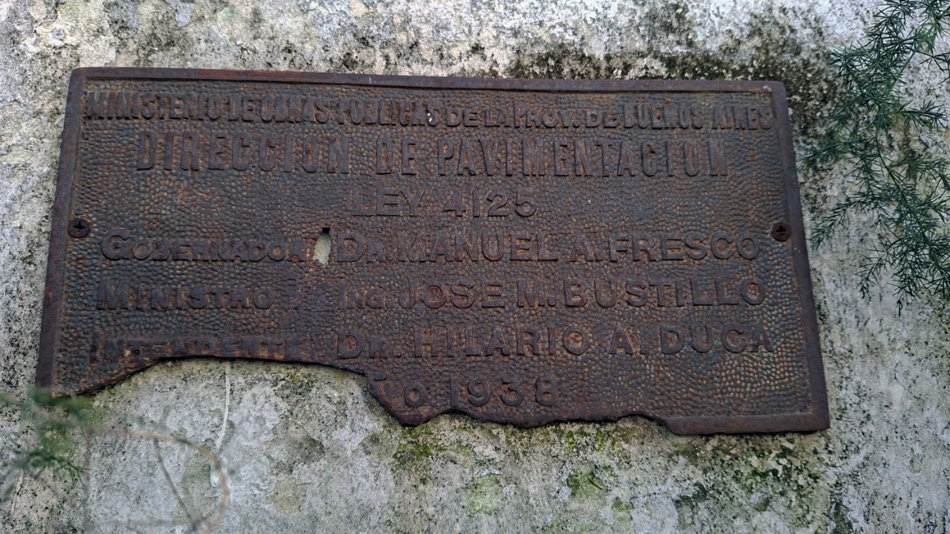 La placa conservada en el Museo Municipal Bernardo de Irigoyen es una de las pocas piezas que se mantienen resguardadas del deterioro y recuerda el histórico plan de pavimentación de 1938.